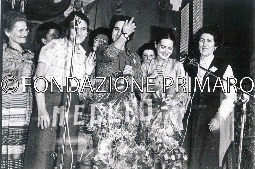 Coro Mondine di Filo alla Festa de L'Unità a Ferrara assieme a Carla Fracci e Ansalda Siroli. La prima a sinistra Alves Zagatti