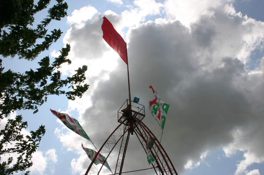 Filo è Festa. Le bandiere in cima alla struttura ideata dal compianto Serafino Baldassari